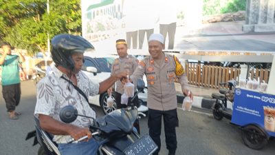 Berkah Ramadhan, Polres Ternate Berbagi Takjil
