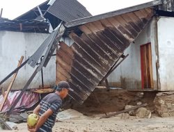Banjir Bandang Tiga Puluh Empat Rumah Warga Di Desa Waisakai Terkena Dampak, Tuju Belas Rumah Rusak Berat Dan Satu Rumah Lainnya Dinyatakan Hilang
