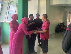 Para Ibu Bhayangkari Brimob Polda Malut Bertemu Keluarga Serta Besuk Korban Penganiayaan
