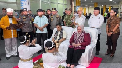 Foto: Suasana penyambutan Kapolda Malut Brigjen Pol. Arif Budiman bersama istrinya, Ny. Rinny Arif Budiman