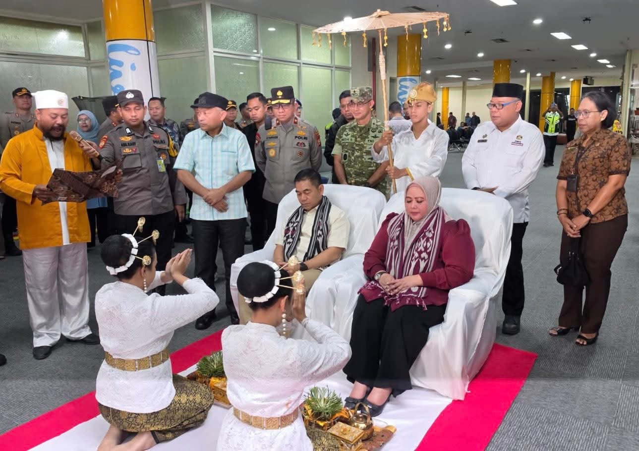 Foto: Suasana penyambutan Kapolda Malut Brigjen Pol. Arif Budiman bersama istrinya, Ny. Rinny Arif Budiman
