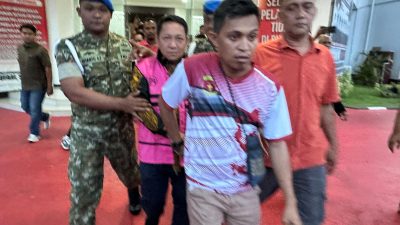 Foto: Mantan Bupati Aliong Mus digiring ke mobil tahanan