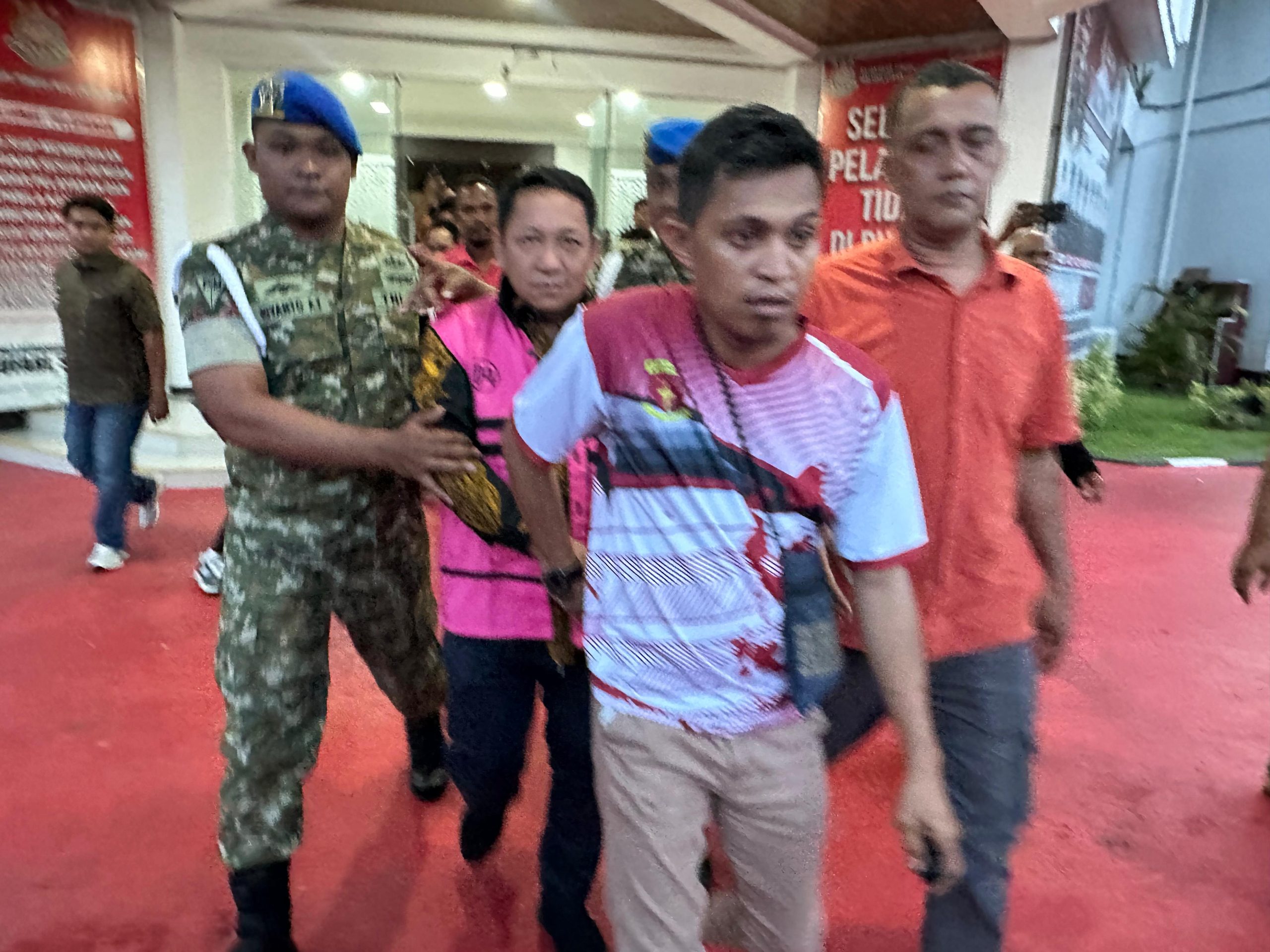 Foto: Mantan Bupati Aliong Mus digiring ke mobil tahanan