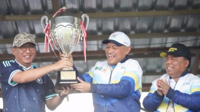 Foto: Penyerahan Trofi Juara Umum oleh wakil gubernur Maluku Utara Sarbin Sehe ke Walikota Ternate M. Tauhid Soleman