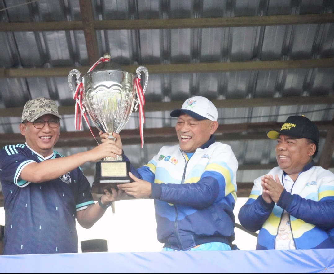Foto: Penyerahan Trofi Juara Umum oleh wakil gubernur Maluku Utara Sarbin Sehe ke Walikota Ternate M. Tauhid Soleman