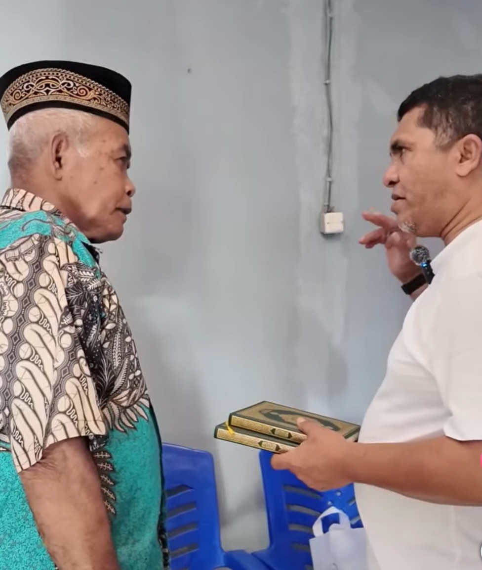 Foto: Penyerahan Alqur'an oleh Hasby Yusuf Anggota DPD RI