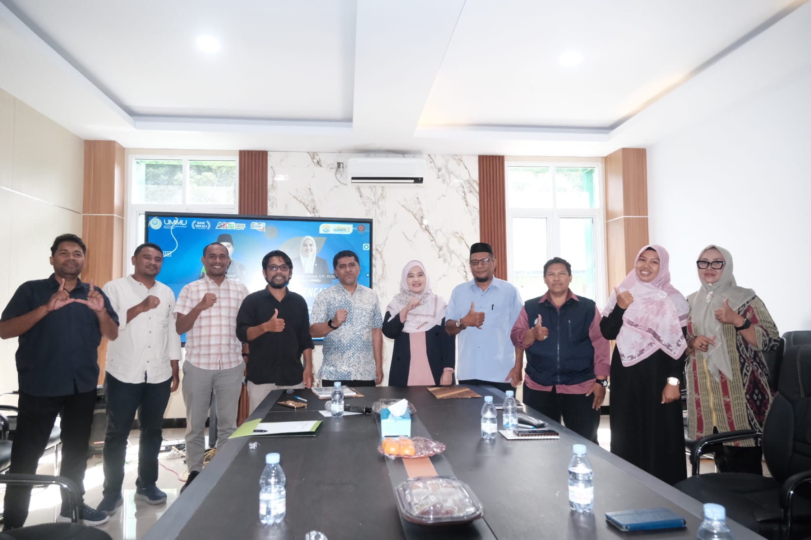Foto bersama jajaran rektorat Universitas Muhammadiyah Maluku Utara dan anggota DPD RI Hasby Yusuf