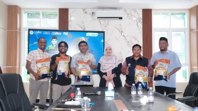 Suasana penyerahan 100 paket sembako