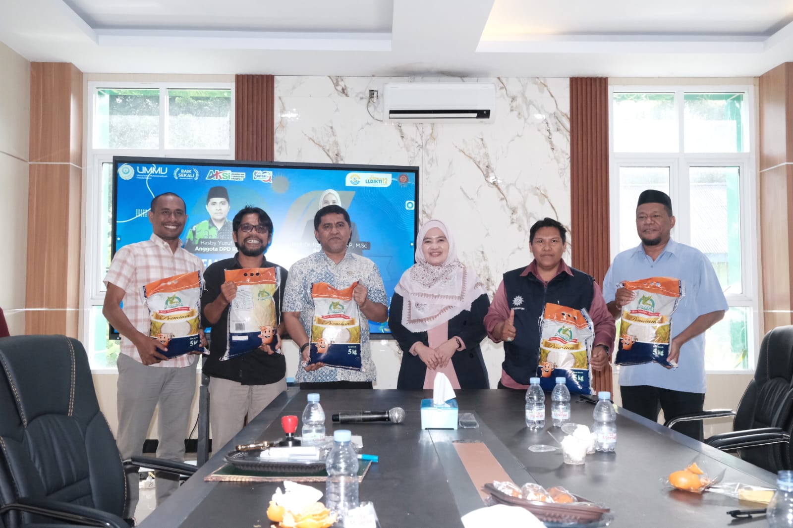 Suasana penyerahan 100 paket sembako