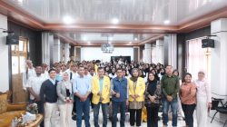 Foto bersama civitas akademika Fakultas Ilmu Budaya Unkhair Ternate dan Hasby Yusuf