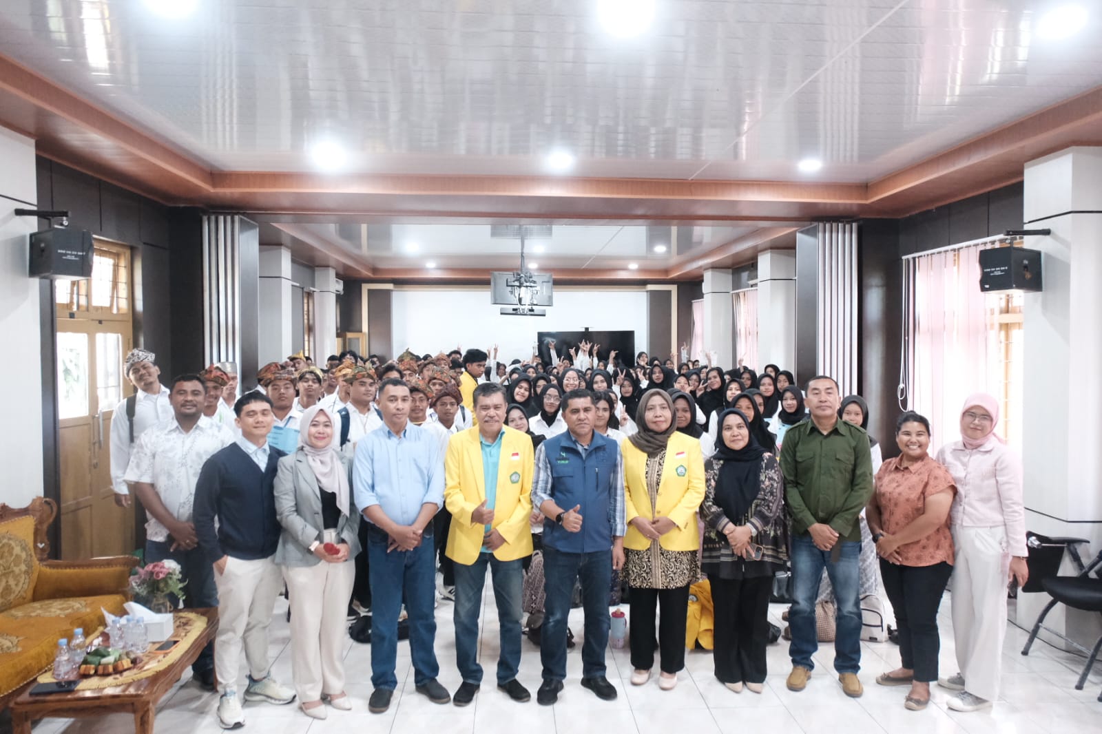 Foto bersama civitas akademika Fakultas Ilmu Budaya Unkhair Ternate dan Hasby Yusuf