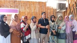 Foto bersama anggota DPD RI Hasby Yusuf dan ibu-ibu majelis taklim