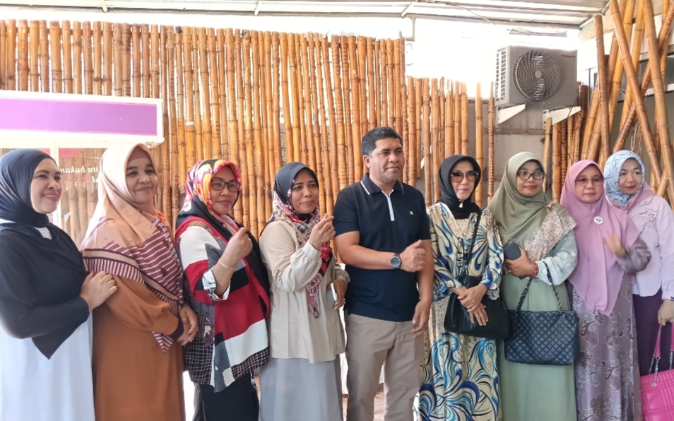 Foto bersama anggota DPD RI Hasby Yusuf dan ibu-ibu majelis taklim