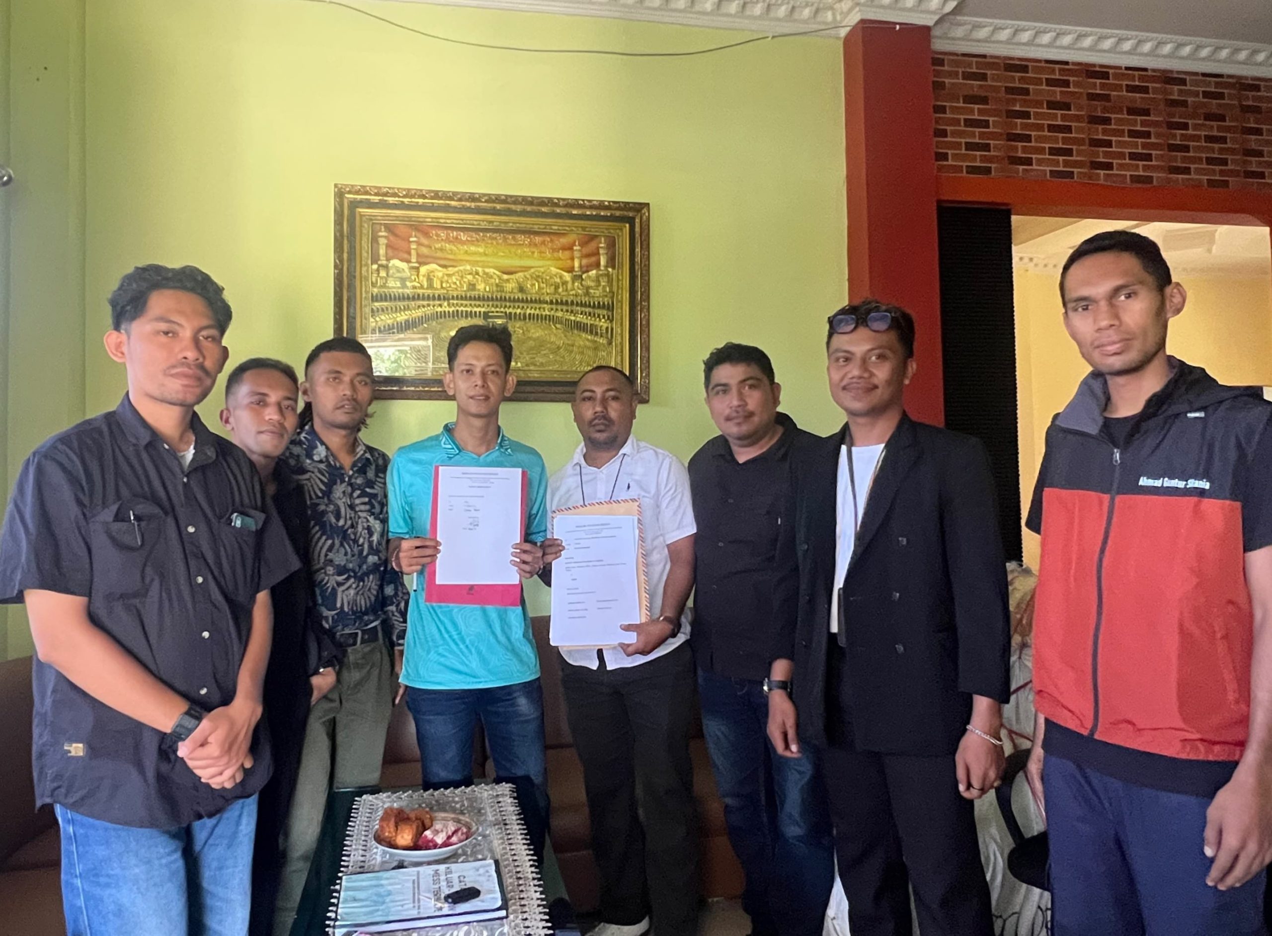 Foto tim hukum dan buruh tambang